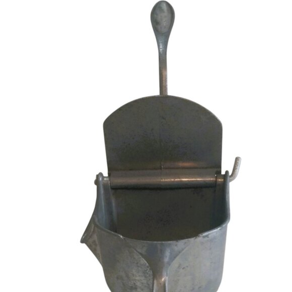 Vintage 1940'S Wear-Ever Aluminum Manual Juicer with Strainer Insert - Picture 8 of 14